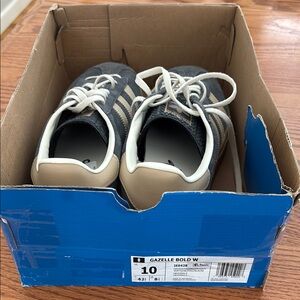 Adidas women’s gazelle shoes brand new never worn